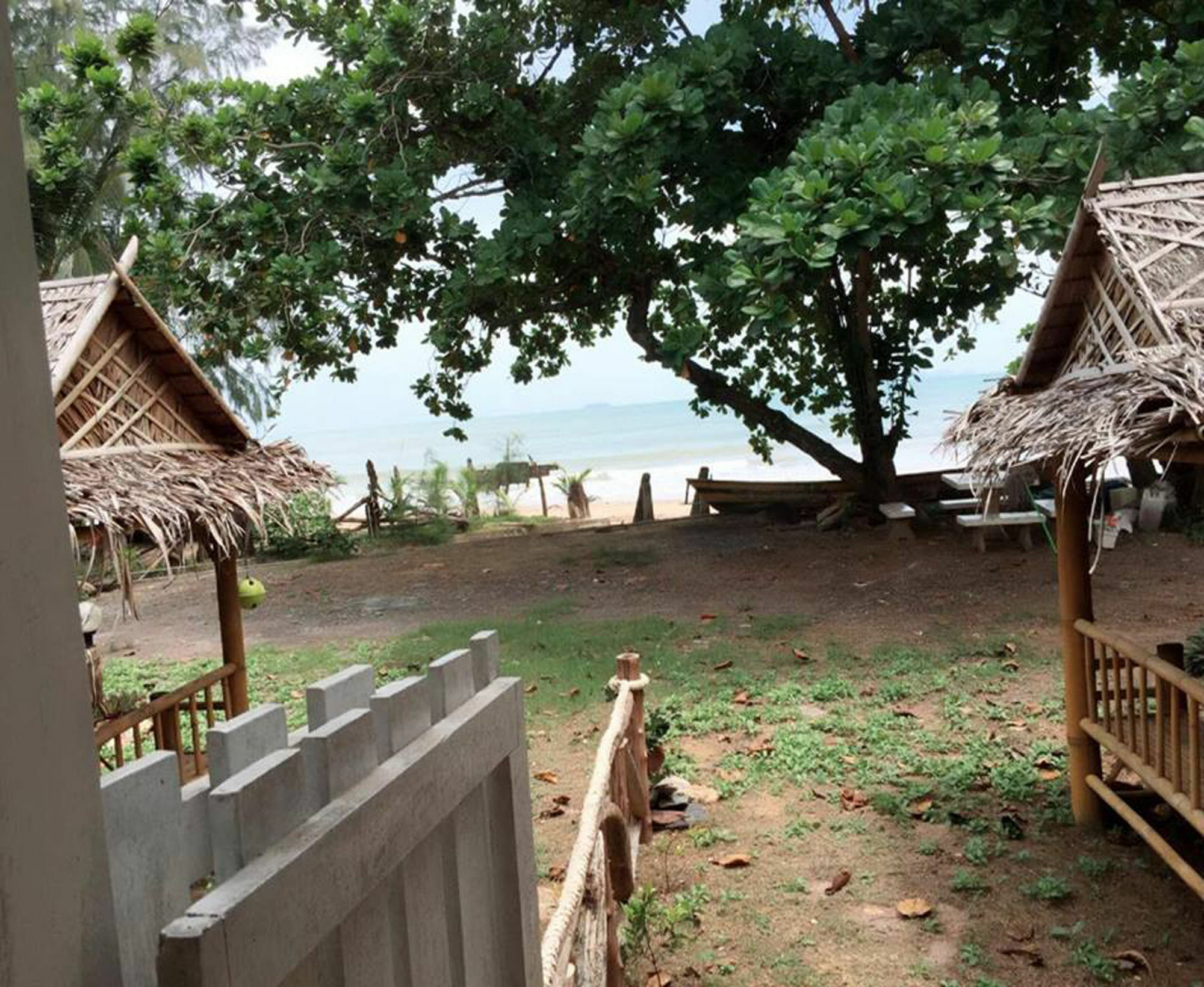 Rann Chalet Beach Side Ко-Ланта Экстерьер фото